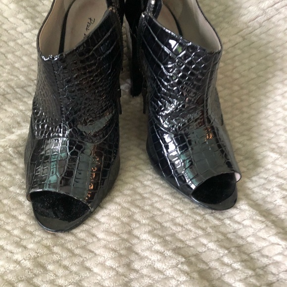 Shoes size 71/2 - Picture 2 of 5